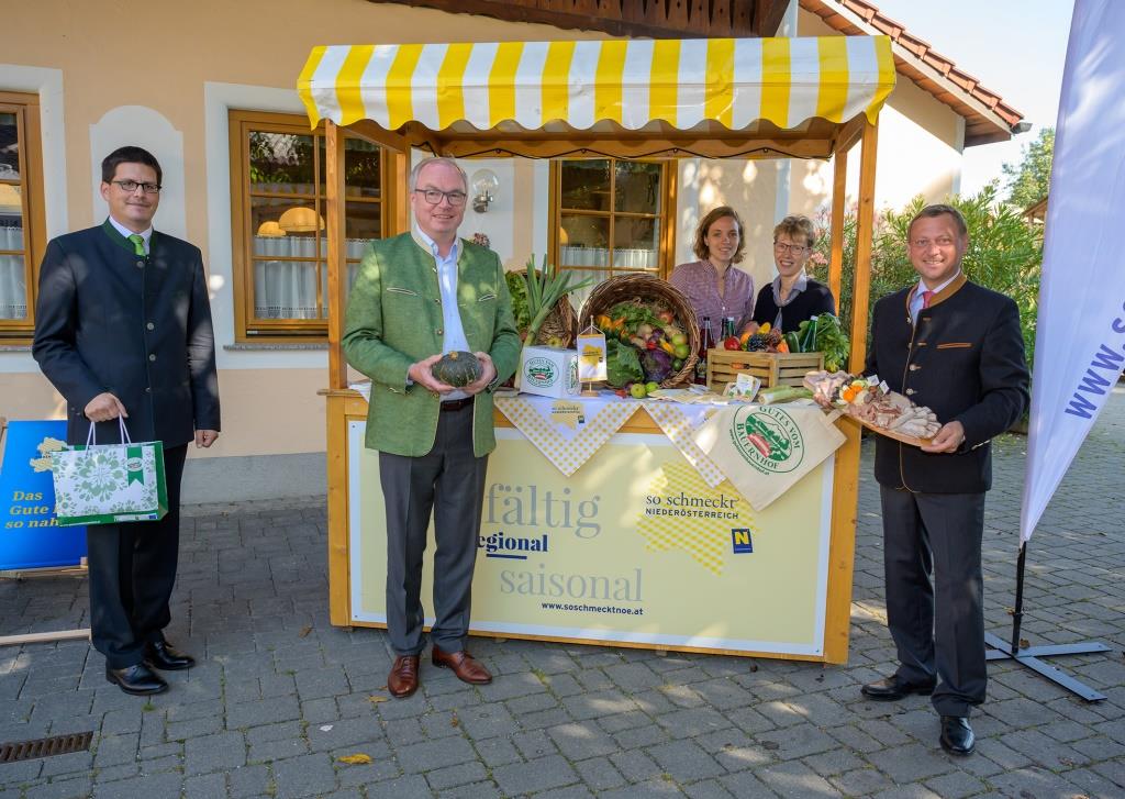 (v.l.n.r.): Landwirtschaftskammer NÖ-Vizepräsident Lorenz Mayr, LH-Stellvertreter Stephan Pernkopf und dem Obmann des Landesverbandes für bäuerliche Direktvermarkter Johann Höfinger gemeinsam mit Magdalena Stern und Barbara Gatterer (hinten)