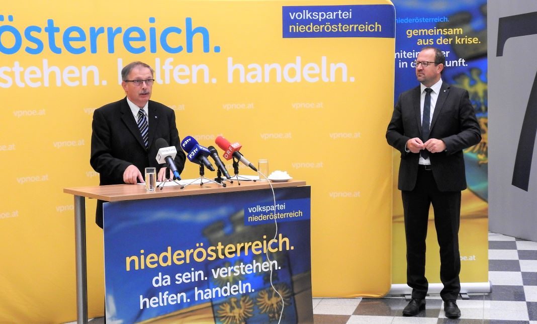 (v.l.n.r.): Landwirtschaftssprecher LAbg. Richard Hogl und VPNÖ-Landesgeschäftsführer Bernhard Ebner bei der Pressekonferenz in St. Pölten