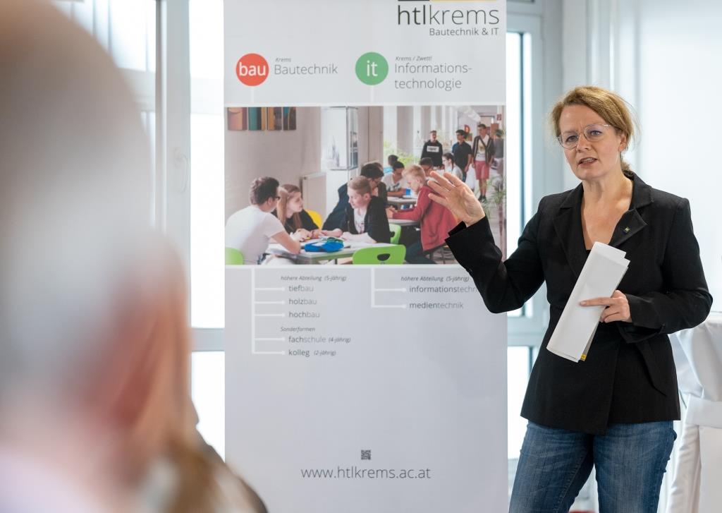 Bildungs-Landesrätin Christiane Teschl-Hofmeister bei der Präsentation des Zubaus der HTL Krems