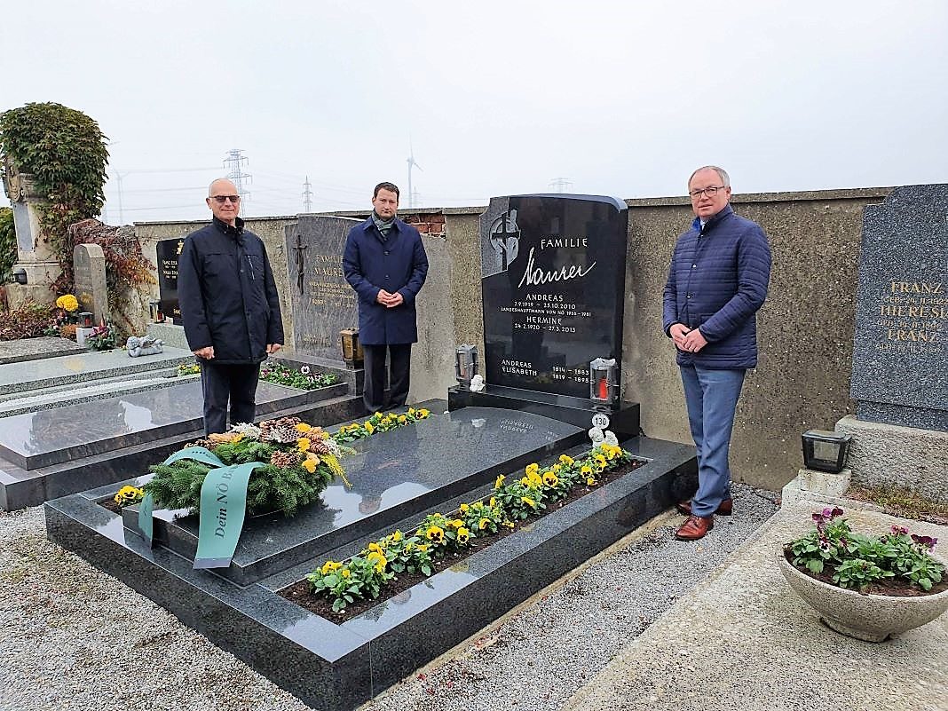 Die NÖ Bauernbundspitze, mit Obmann LH-Stv. Stephan Pernkopf und Direktor Paul Nemecek, gedachte dem ehemaligen Landeshauptmann gemeinsam mit dessen Sohn Bgm. a.D. Andreas Maurer (links im Bild) in Trautmannsdorf an der Leitha. (Bildquelle: NÖ Bauernbund)