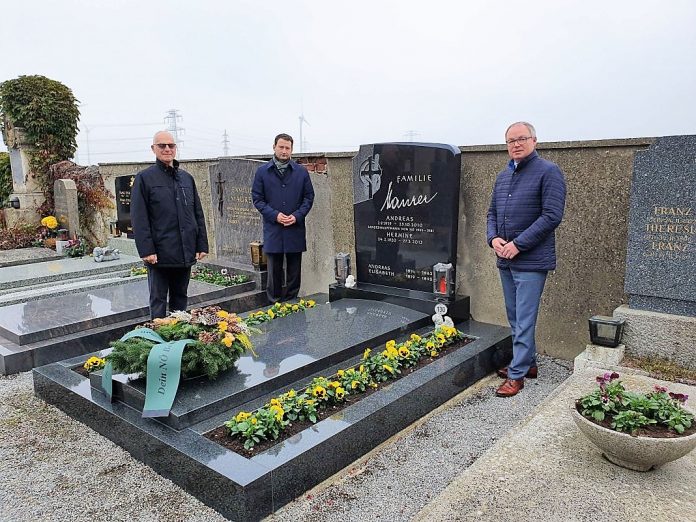 Die NÖ Bauernbundspitze, mit Obmann LH-Stv. Stephan Pernkopf und Direktor Paul Nemecek, gedachte dem ehemaligen Landeshauptmann gemeinsam mit dessen Sohn Bgm. a.D. Andreas Maurer (links im Bild) in Trautmannsdorf an der Leitha. (Bildquelle: NÖ Bauernbund) Die NÖ Bauernbundspitze, mit Obmann LH-Stv. Stephan Pernkopf und Direktor Paul Nemecek, gedachte dem ehemaligen Landeshauptmann gemeinsam mit dessen Sohn Bgm. a.D. Andreas Maurer (links im Bild) in Trautmannsdorf an der Leitha. (Bildquelle: NÖ Bauernbund)