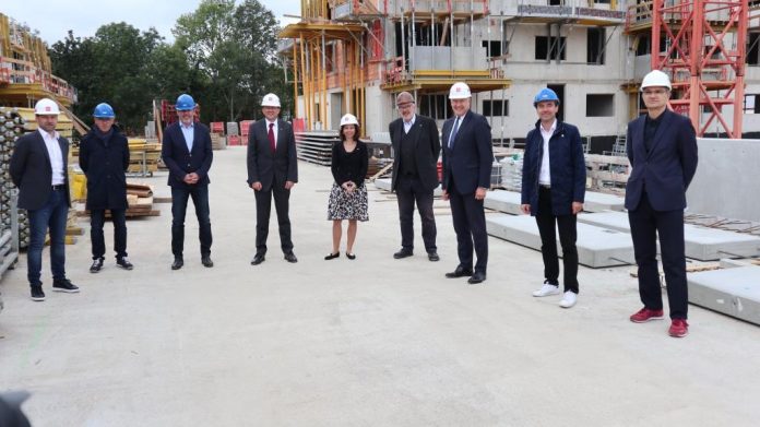 (v.l.n.r.): Martin Pertl (Handler Bau), BM Manfred Schaufler (WETgruppe), Dir. Michael Kloibmüller (WETgruppe), Matthias Stadler (Bürgermeister St. Pölten), Mag. Isabella Stickler (Alpenland), DI Norbert Steiner (Alpenland), Dr. Martin Eichtinger (Landesrat), Dir. Christian Rädler (WETgruppe) und Arch. Dipl.-Ing. Sascha Bradic (NMPB Architekten) (Bildquelle: WETgruppe) (v.l.n.r.): Martin Pertl (Handler Bau), BM Manfred Schaufler (WETgruppe), Dir. Michael Kloibmüller (WETgruppe), Matthias Stadler (Bürgermeister St. Pölten), Mag. Isabella Stickler (Alpenland), DI Norbert Steiner (Alpenland), Dr. Martin Eichtinger (Landesrat), Dir. Christian Rädler (WETgruppe) und Arch. Dipl.-Ing. Sascha Bradic (NMPB Architekten)
