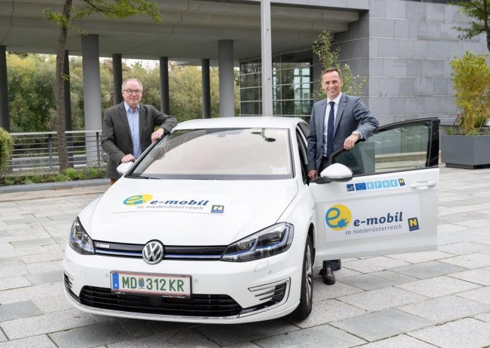 (v.l.n.r.): LH-Stv. Stephan Pernkopf und Wirtschaftslandesrat Jochen Danninger mit einem e-Fahrzeug aus der Flotte von ecoplus, der Wirtschaftsagentur des Landes Niederösterreich (Bildquelle: NLK Pfeiffer) (v.l.n.r.): LH-Stv. Stephan Pernkopf und Wirtschaftslandesrat Jochen Danninger mit einem e-Fahrzeug aus der Flotte von ecoplus, der Wirtschaftsagentur des Landes Niederösterreich