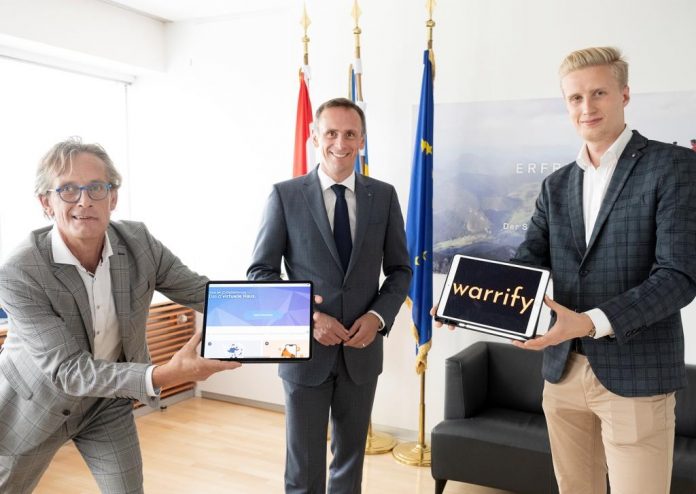 (v.l.n.r.): Johannes Eßmeister, ecoplus Digitalisierungsmanagement, Digitalisierungslandesrat Jochen Danninger und Geschäftsführer Simon Hasenauer, warrify smart product assistance GmbH (Bildquelle: NLK Filzwieser) (v.l.n.r.): Johannes Eßmeister, ecoplus Digitalisierungsmanagement, Digitalisierungslandesrat Jochen Danninger und Geschäftsführer Simon Hasenauer, warrify smart product assistance GmbH