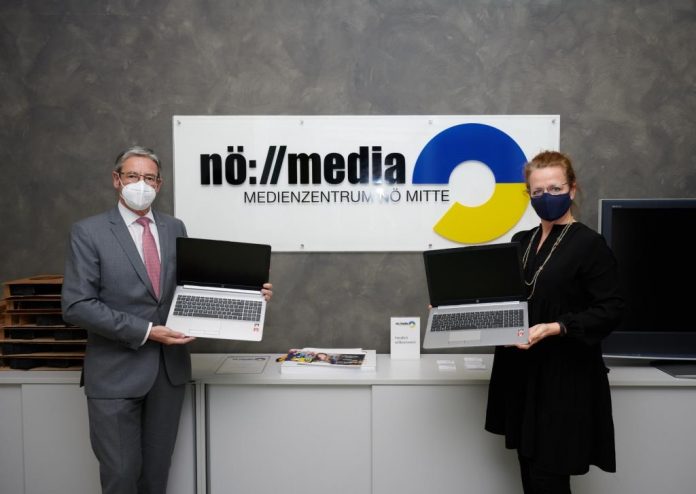 (v.l.n.r.): Obmann der Raiffeisen-Holding NÖ-Wien Erwin Hameseder und Bildungs-Landesrätin Christiane Teschl-Hofmeister bei der Übergabe der gespendeten Laptops (Bildquelle: NLK Pfeiffer) (v.l.n.r.): Obmann der Raiffeisen-Holding NÖ-Wien Erwin Hameseder und Bildungs-Landesrätin Christiane Teschl-Hofmeister bei der Übergabe der gespendeten Laptops (Bildquelle: NLK Pfeiffer)