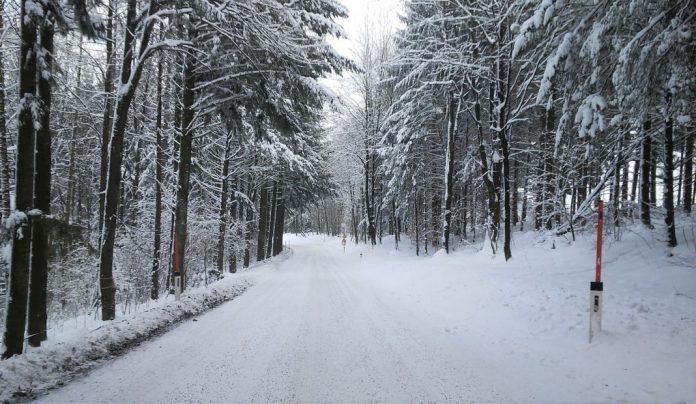 Sorgen Sie rechtzeitig für die entsprechende Winterausrüstung bei Pkw und Lkw (Bildquelle: Thomas Resch) Sorgen Sie rechtzeitig für die entsprechende Winterausrüstung bei Pkw und Lkw (Bildquelle: Thomas Resch)