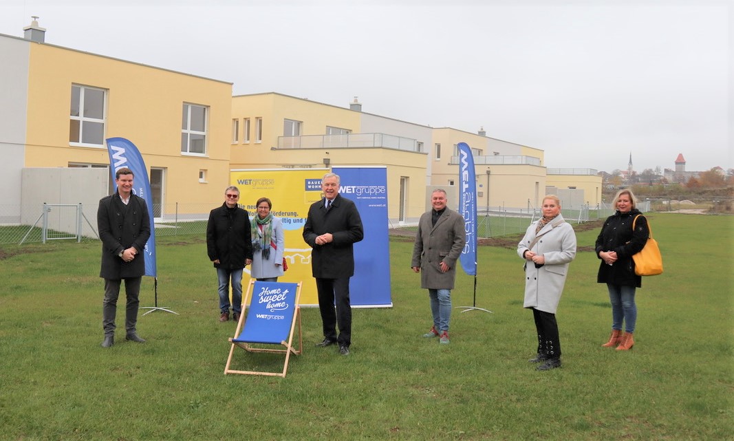 (v.l.n.r.): Florian Wurz (WETgruppe), neue Mieter Heinz Stoffaneller und Gertrud Bauer, Landesrat Martin Eichtinger, Ortsvorsteher Anton Geister, Stadträtin Doris Koch und Stadträtin Claudia Weinbrenner bei der symbolischen Schlüsselübergabe in Amstetten-Neufurth <small> (Bildquelle: WETgruppe) </small>