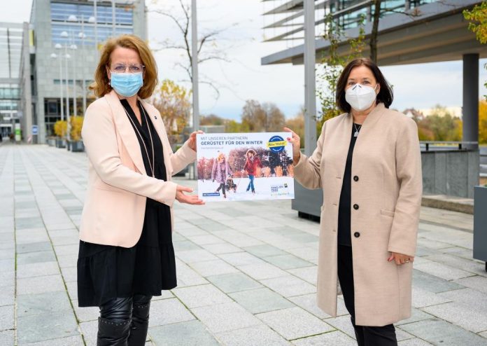 (v.l.n.r.): Familien-Landesrätin Christiane Teschl-Hofmeister freut sich mit Christa Wohlmuth (Inhaberin Juwelier Hasenzagl) über die Aktion „Winterfit mit dem NÖ Familienpass“ (Bildquelle: NLK Burchhart) (v.l.n.r.): Familien-Landesrätin Christiane Teschl-Hofmeister freut sich mit Christa Wohlmuth (Inhaberin Juwelier Hasenzagl) über die Aktion „Winterfit mit dem NÖ Familienpass“