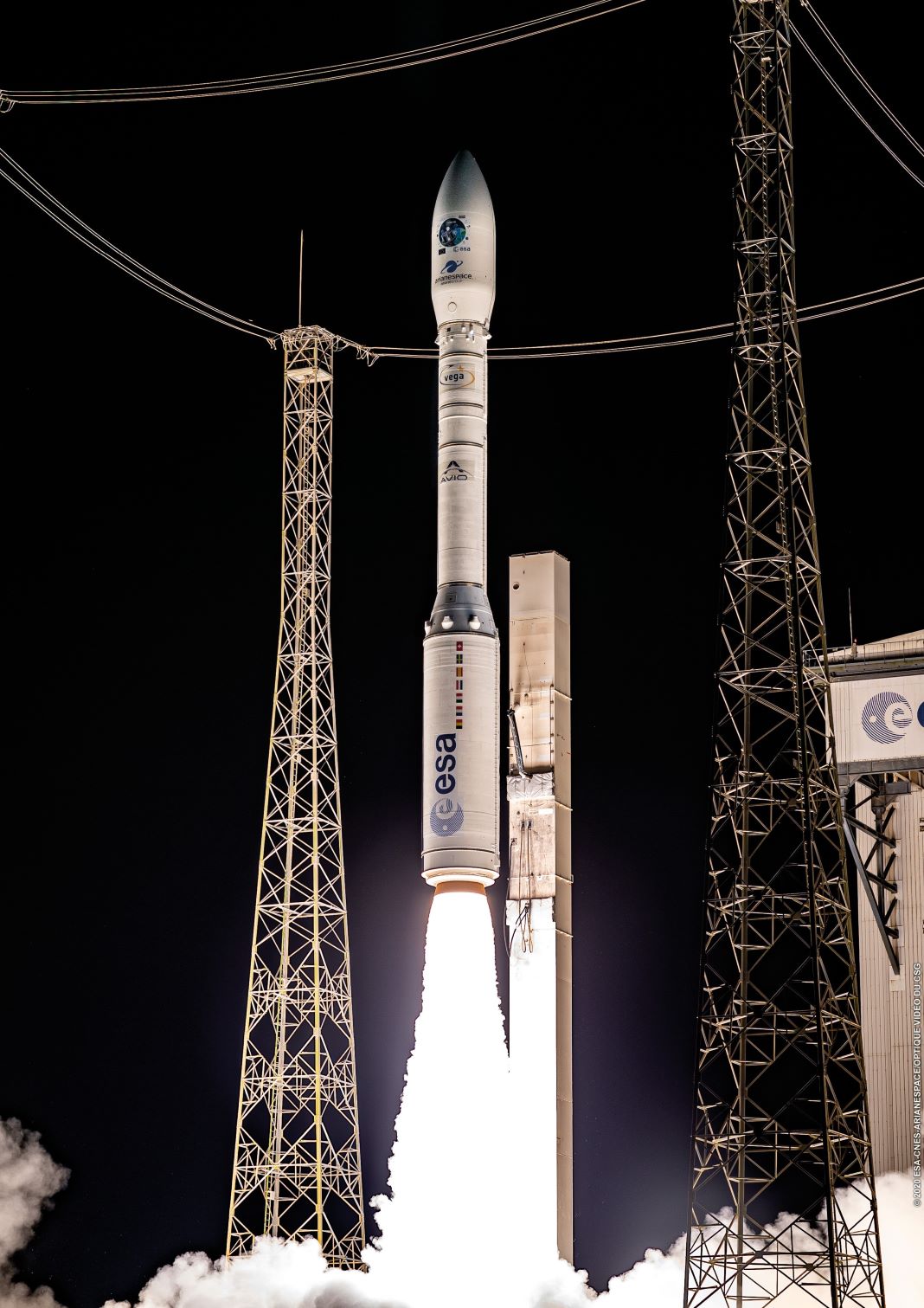 VEGA-Rakete startet am 16. November 2020 mit Hitzeschutzschildern von Peak Technology ins Weltall <small> (Bildquelle: esa) </small>