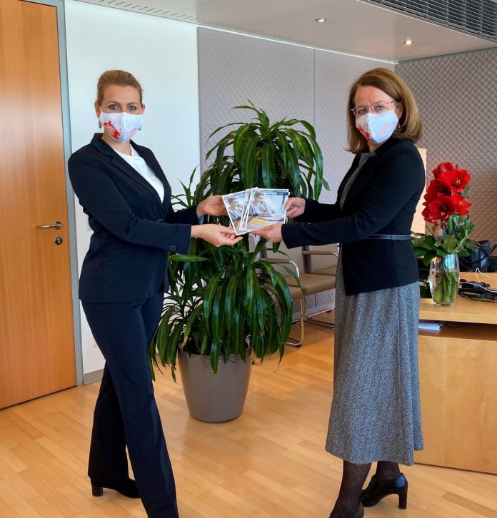 (v.l.n.r.): Arbeitsministerin Christine Aschbacher (ÖVP) übernimmt die Vorschläge zu Home-Office von NÖAAB Landesobfrau Christiane Teschl-Hofmeister (Bildquelle: NÖAAB)