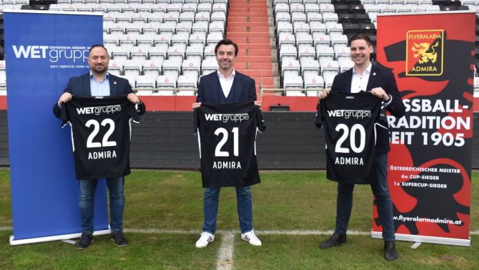 (v.l.n.r.): Patrick Pauli (Direktor Sponsoring & Marketing FC Flyeralarm Admira), Christian Rädler (Vorstandsvorsitzender WETgruppe) und Thomas Drabek (Geschäftsführer FC Flyeralarm Admira) freuen sich über die gelungene Kooperation (Bildquelle: FC Flyerlalarm Admira) (v.l.n.r.): Patrick Pauli (Direktor Sponsoring & Marketing FC Flyeralarm Admira), Christian Rädler (Vorstandsvorsitzender WETgruppe) und Thomas Drabek (Geschäftsführer FC Flyeralarm Admira) freuen sich über die gelungene Kooperation (Bildquelle: FC Flyerlalarm Admira)