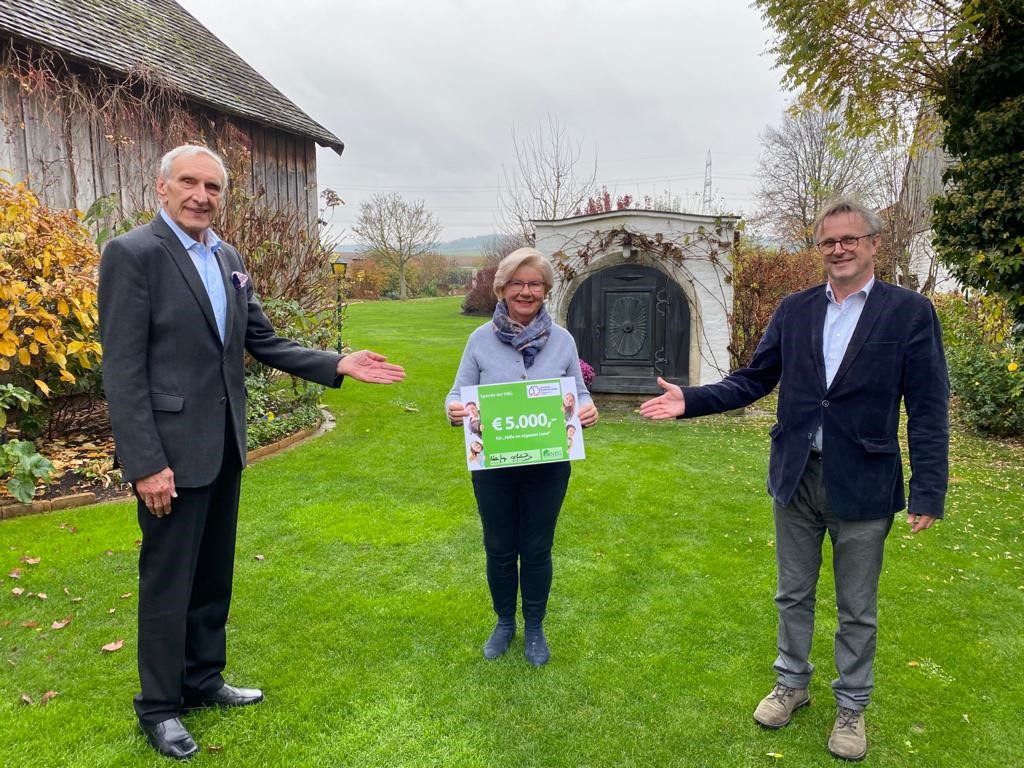 (v.l.n.r.): Dir. Walter Mayr (NBG), Präsidentin Sissi Pröll und Dir. Manfred Fabsits bei der Spendenübergabe in Radlbrunn (Bildquelle: HILFE IM EIGENEN LAND)