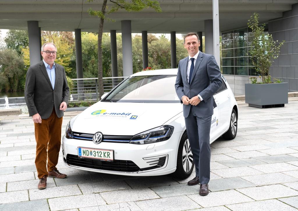 (v.l.n.r.): LH-Stv. Stephan Pernkopf und Wirtschaftslandesrat Jochen Danninger freuen sich über den Boom an Elektrofahrzeugen in Niederösterreich