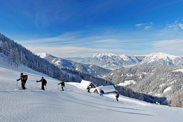 Vorbei an der Schleinhütte auf dem Weg zum Gumpeneck (Steiermark), im Hintergrund das Dachsteinmassiv (Bildquelle: Herbert Raffalt) Vorbei an der Schleinhütte auf dem Weg zum Gumpeneck (Steiermark), im Hintergrund das Dachsteinmassiv