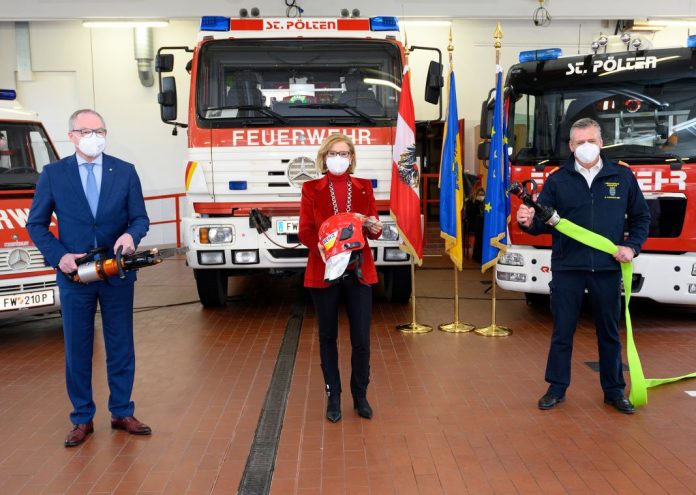 Zogen Bilanz über das Jahr 2020 der Freiwilligen Feuerwehren in NÖ (v.l.n.r.).: LH-Stellvertreter Stephan Pernkopf, Landeshauptfrau Johanna Mikl-Leitner und Landesfeuerwehrkommandant Dietmar Fahrafellner (Bildquelle: NLK/Burchhart) Zogen Bilanz über das Jahr 2020 der Freiwilligen Feuerwehren in NÖ (v.l.n.r.).: LH-Stellvertreter Stephan Pernkopf, Landeshauptfrau Johanna Mikl-Leitner und Landesfeuerwehrkommandant Dietmar Fahrafellner (Bildquelle: NLK/Burchhart)