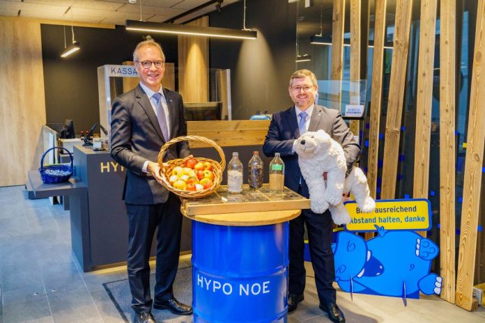 (v.l.n.r.): Vorstand Wolfgang Viehauser und Niederösterreichs Finanzlandesrat Ludwig Schleritzko freuen sich über die neuen, nachhaltigen Finanzprodukte der Hypo NÖ (Bildquelle: HYPO NOE/Bollwein) (v.l.n.r.): Vorstand Wolfgang Viehauser und Niederösterreichs Finanzlandesrat Ludwig Schleritzko freuen sich über die neuen, nachhaltigen Finanzprodukte der Hypo NÖ (Bildquelle: HYPO NOE/Bollwein)