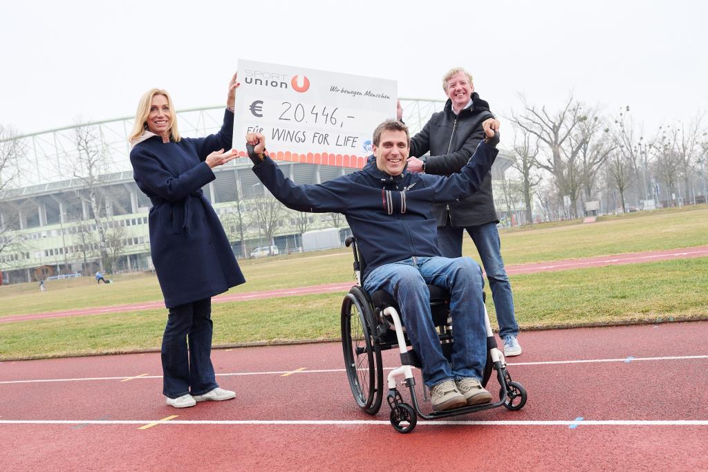 (v.l.n.r.): Anita Gerhardter (CEO bei Wings for Life), Wolfgang Illek (Leiter Fundraising bei Wings for Life) und Peter McDonald (Präsident der SPORTUNION Österreich) vor dem Ernst-Happel-Stadion in Wien