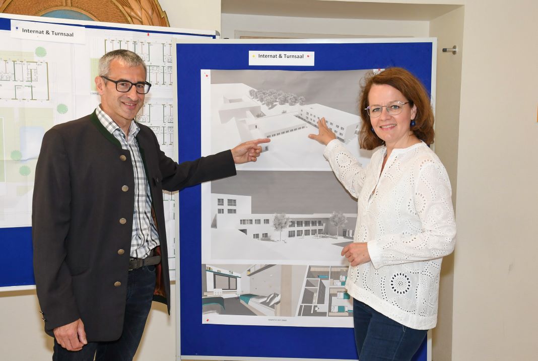 Direktor Johannes Reiterlehner (LFS Gießhübl) und Bildungs-Landesrätin Christiane Teschl-Hofmeister freuen sich über den stetigen Ausbau der NÖ Landwirtschaftlichen Fach- und Berufsschulen (Bildquelle: Jürgen Mück)