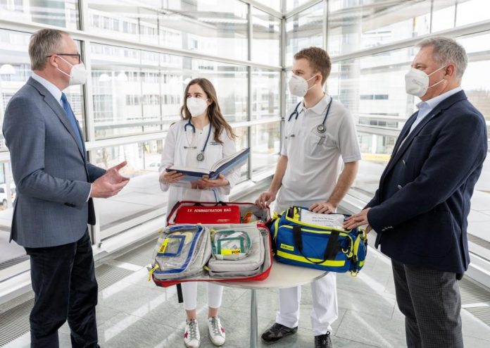 LH-Stellvertreter Stephan Pernkopf und Markus Klamminger, Direktor für Medizin und Pflege in der NÖ Landesgesundheitsagentur, mit der Medizinstudentin Leonie Bürgl und Turnusarzt Dominik Tüchler (Bildquelle: NLK Filzwieser) LH-Stellvertreter Stephan Pernkopf und Markus Klamminger, Direktor für Medizin und Pflege in der NÖ Landesgesundheitsagentur, mit der Medizinstudentin Leonie Bürgl und Turnusarzt Dominik Tüchler