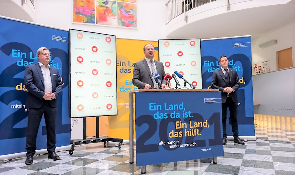 (v.l.n.r.): Wirtschaftsbund Direktor Harald Servus, VPNÖ-Landesgeschäftsführer Bernhard Ebner und Abgeordneter zum NÖ Landtag und Klubobmann-Stellvertreter Kurt Hackl bei der Pressekonferenz in St. Pölten <small> (Bildquelle: VPNÖ) </small>