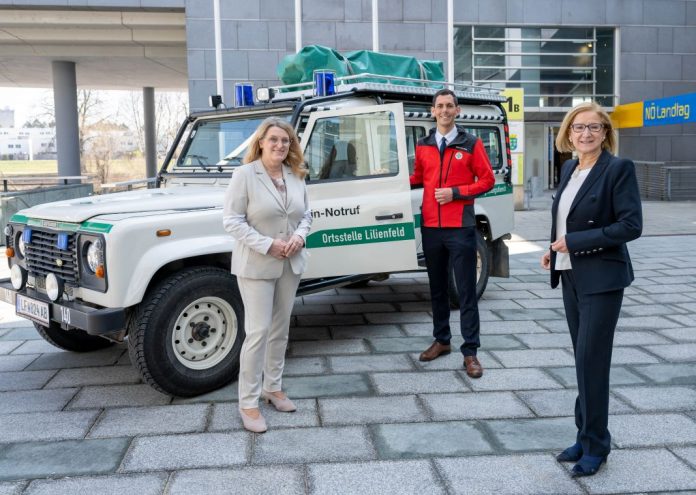 (v.l.n.r.): Landesrätin Ulrike Königsberger-Ludwig, Matthias Cernusca (Landesleiter Bergrettung NÖ/Wien) und Landeshauptfrau Johanna Mikl-Leitner freuen sich auf die neue Landeszentrale in St. Pölten (Bildquelle: NLK/Filzwieser) (v.l.n.r.): Landesrätin Ulrike Königsberger-Ludwig, Matthias Cernusca (Landesleiter Bergrettung NÖ/Wien) und Landeshauptfrau Johanna Mikl-Leitner freuen sich auf die neue Landeszentrale in St. Pölten (Bildquelle: NLK/Filzwieser)