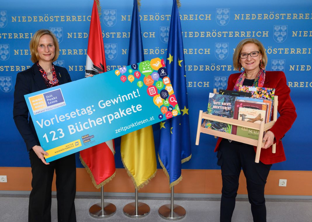 Landeshauptfrau Johanna Mikl-Leitner und Therese Reinel (Geschäftsführerin BhW Niederösterreich) freuen sich über das tolle Angebot von „Zeit Punkt Lesen“ (Bildquelle: NLK/Burchhart)