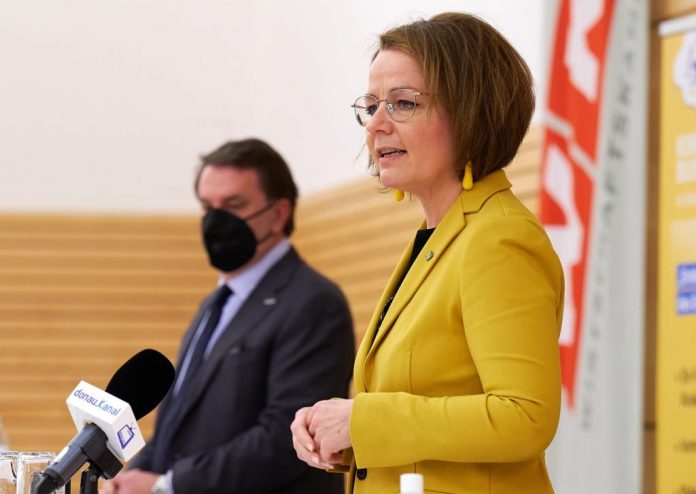 Landesrätin Teschl-Hofmeister informierte über das gemeinsame Ferienangebot mit WKNÖ-Präsident Ecker (Bildquelle: NLK Pfeiffer) Landesrätin Teschl-Hofmeister informierte über das gemeinsame Ferienangebot mit WKNÖ-Präsident Ecker