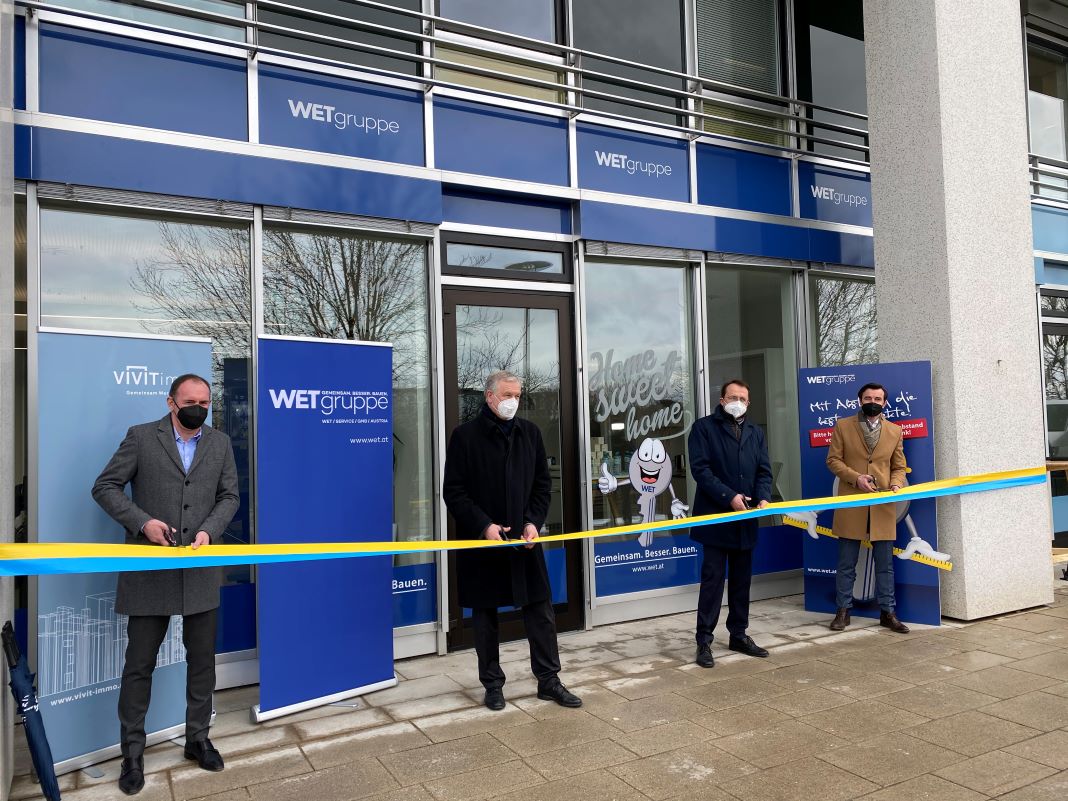 (v.l.n.r.): Michael Kloibmüller (WETgruppe), Landesrat Martin Eichtinger, Bürgermeister Matthias Stadler und Christian Rädler (WETgruppe) bei der Eröffnung der neuen Räumlichkeiten am St. Pöltner Landhausboulevard (Bildquelle: WETgruppe)