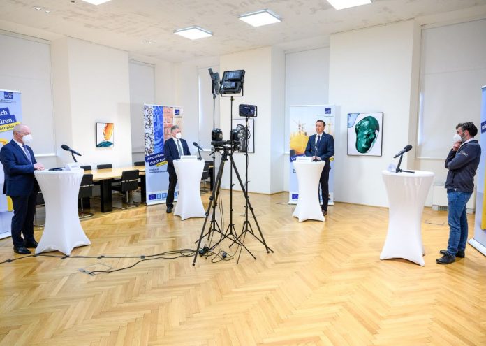(v.l.n.r.): ecoplus Geschäftsführer Helmut Miernicki, Innungsmeister der Bundesinnung Bau Robert Jägersberger, Landesrat Jochen Danninger und Geschäftsführer der Schrenk GmbH in Vitis Stefan Schrenk bei der Online-Pressekonferenz (Bildquelle: NLK/Burchhart) (v.l.n.r.): ecoplus Geschäftsführer Helmut Miernicki, Innungsmeister der Bundesinnung Bau Robert Jägersberger, Landesrat Jochen Danninger und Geschäftsführer der Schrenk GmbH in Vitis Stefan Schrenk bei der Online-Pressekonferenz (Bildquelle: NLK/Burchhart)