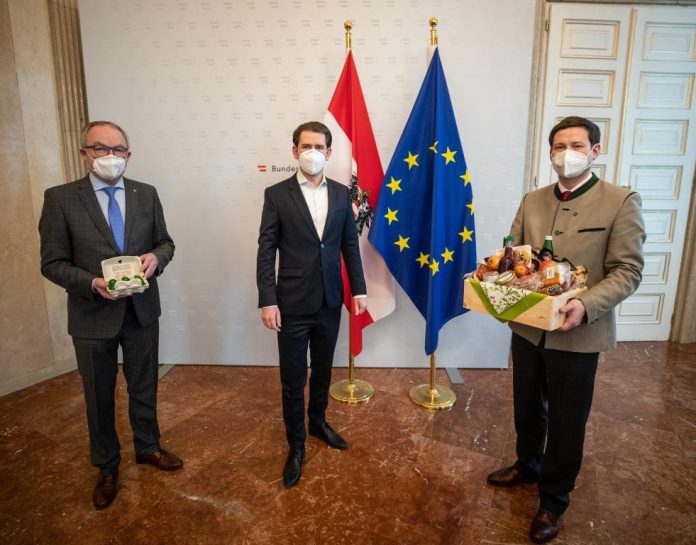 (v.l.n.r.): NÖ Bauernbundobmann LH-Stv. Stephan Pernkopf, Bundeskanzler Sebastian Kurz und Bauernbunddirektor Paul Nemecek setzen sich gemeinsam für eine Stärkung der bäuerlichen Betriebe ein (Bildquelle: BKA) (v.l.n.r.): NÖ Bauernbundobmann LH-Stv. Stephan Pernkopf, Bundeskanzler Sebastian Kurz und Bauernbunddirektor Paul Nemecek setzen sich gemeinsam für eine Stärkung der bäuerlichen Betriebe ein