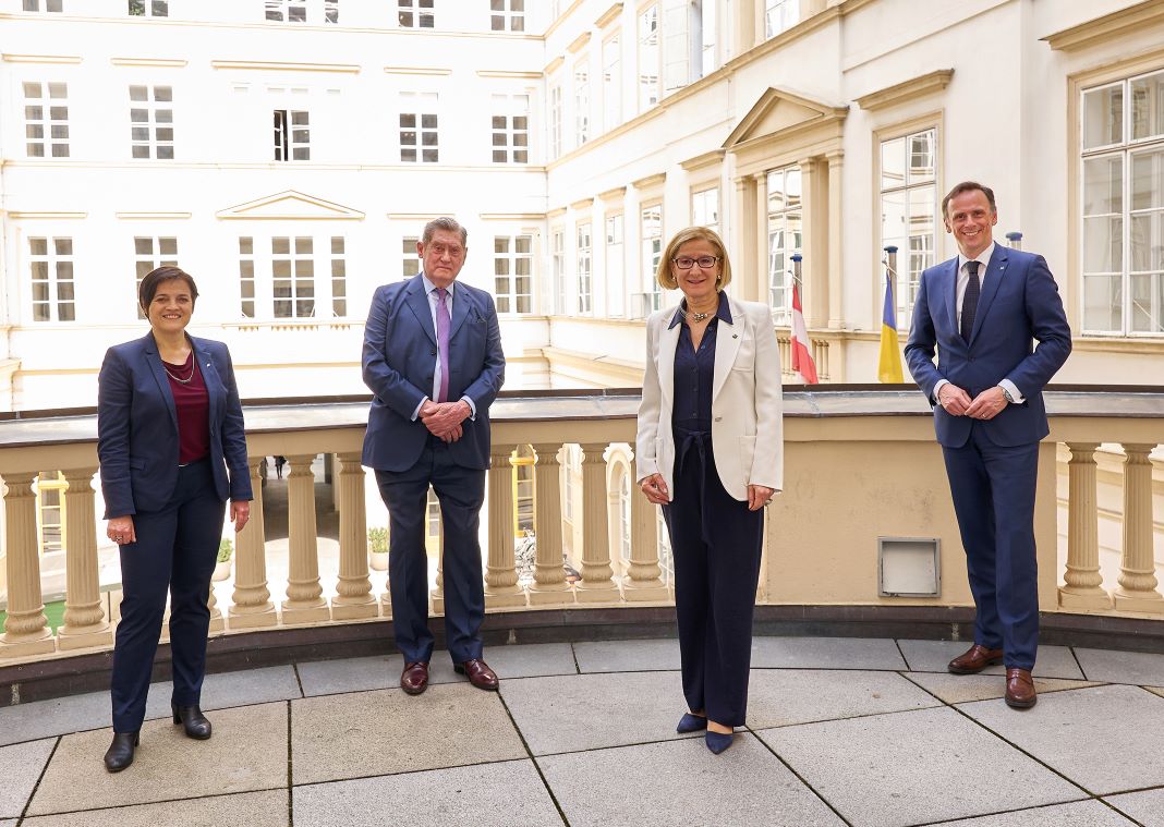 (v.l.n.r.): Angela Sessitsch (Leiterin Kompetenzbereich Bioresources am AIT), AIT Aufsichtsratspräsident Hannes Androsch, Landeshauptfrau Johanna Mikl-Leitner und Wirtschafts-Landesrat Jochen Danninger (Bildquelle: NLK/Pfeiffer)