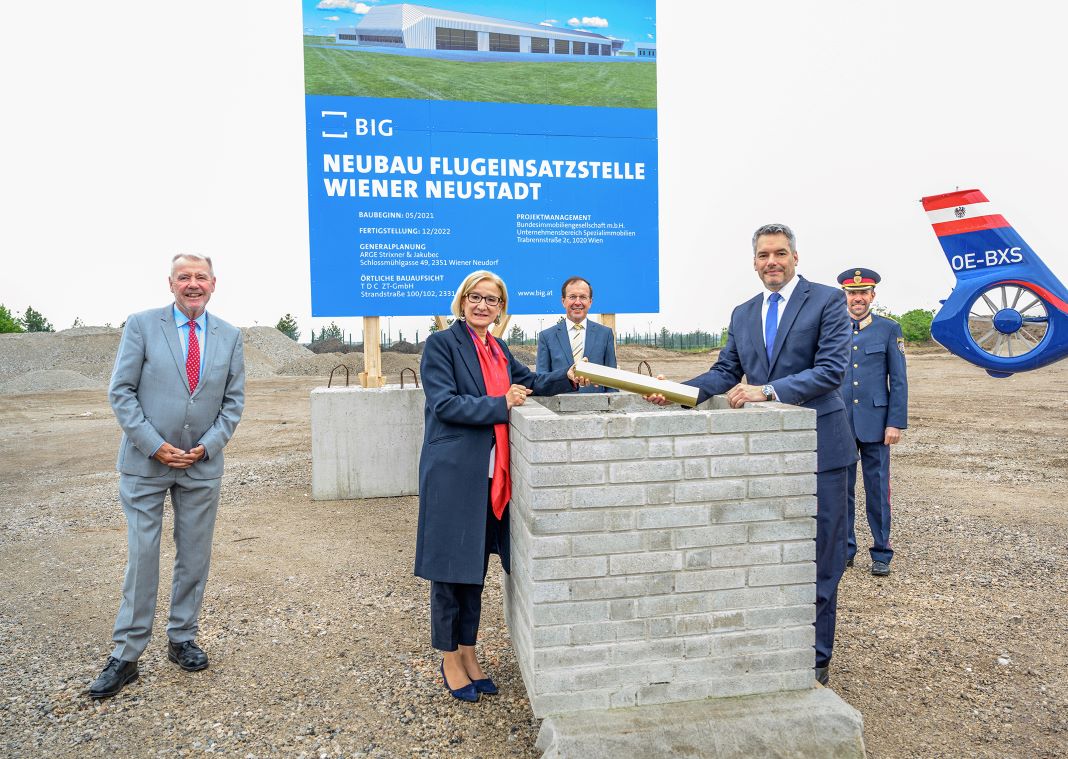 Grundsteinlegung für die neue Einsatzstelle der Flugpolizei am Cobra-Gelände in Wiener Neustadt. Im Bild (v.l.n.r.) Bürgermeister Klaus Schneeberger, Landeshauptfrau Johanna Mikl-Leitner, BIG-Geschäftsführer Wolfgang Gleissner, Bundesminister Karl Nehammer und Franz Ruf, Generaldirektor für die öffentliche Sicherheit (Bildquelle: NLK/Burchhart)