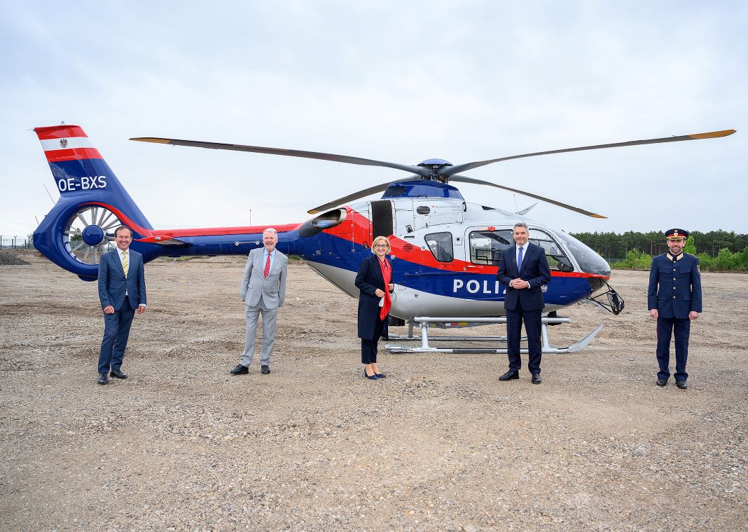 (v.l.n.r.): BIG-Geschäftsführer Wolfgang Gleissner, Bürgermeister Klaus Schneeberger, Landeshauptfrau Johanna Mikl-Leitner, Bundesminister Karl Nehammer und Franz Ruf (Generaldirektor öffentliche Sicherheit) freuen sich über den neuen Standort der Flugpolizei in Wiener Neustadt <small> (Bildquelle: NLK/Burchhart) </small>