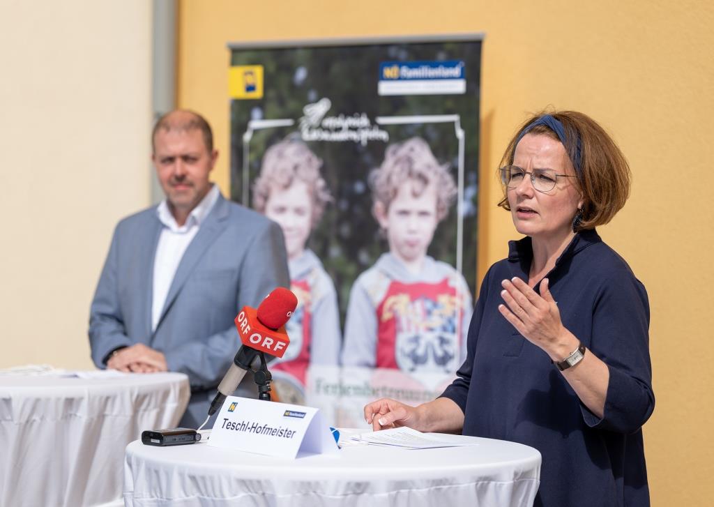 Familien-Landesrätin Christiane Teschl-Hofmeister und der Bürgermeister der Gemeinde Hafnerbach Stefan Gratzl bei der Pressekonferenz