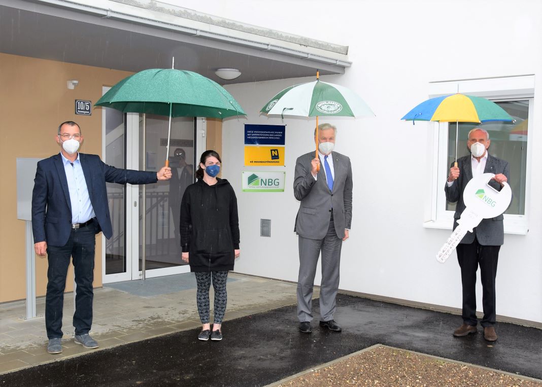 (v.l.n.r.): Bürgermeister Thomas Buder, Mieterin Denise Geiger, Landesrat Martin Eichtinger und Dir. Walter Mayr bei der Schlüsselübergabe in Tulbing (Bildquelle: NLK/Burchhart)