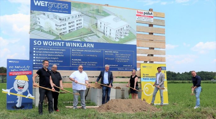 (v.l.n.r.): Architekt Klaus Buchberger, Architekt Wolfgang Huber, Franz Pabst (Fa. Pabst), Landtagsabgeordneter Anton Kasser, Bürgermeisterin Sabine Dorner, Dir. Christian Rädler (Vorstandsvorsitzender WETgruppe) und Vizebürgermeister Peter Ebner beim Spatenstich in Winklarn (Bildquelle: WETgruppe) (v.l.n.r.): Architekt Klaus Buchberger, Architekt Wolfgang Huber, Franz Pabst (Fa. Pabst), Landtagsabgeordneter Anton Kasser, Bürgermeisterin Sabine Dorner, Dir. Christian Rädler (Vorstandsvorsitzender WETgruppe) und Vizebürgermeister Peter Ebner beim Spatenstich in Winklarn (Bildquelle: WETgruppe)