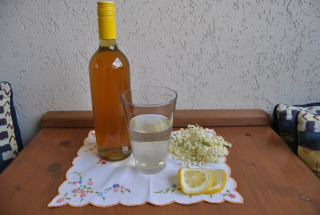 Nutzen Sie jetzt die Erntezeit und füllen den Hollersirup einfach in Flaschen ab (Bildquelle: Thomas Resch)