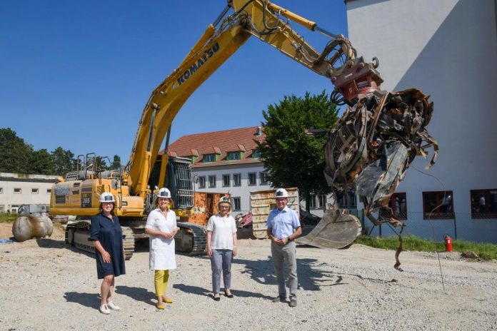 (v.l.n.r.): Direktorin Veronika Schreder (LFS Mistelbach), Bildungs-Landesrätin Christiane Teschl-Hofmeister, Direktorin Feichtinger-Ziniel (LFS Poysdorf) und Landtagsabgeordneter Manfred Schulz (Bildquelle: Jürgen Mück) (v.l.n.r.): Direktorin Veronika Schreder (LFS Mistelbach), Bildungs-Landesrätin Christiane Teschl-Hofmeister, Direktorin Feichtinger-Ziniel (LFS Poysdorf) und Landtagsabgeordneter Manfred Schulz