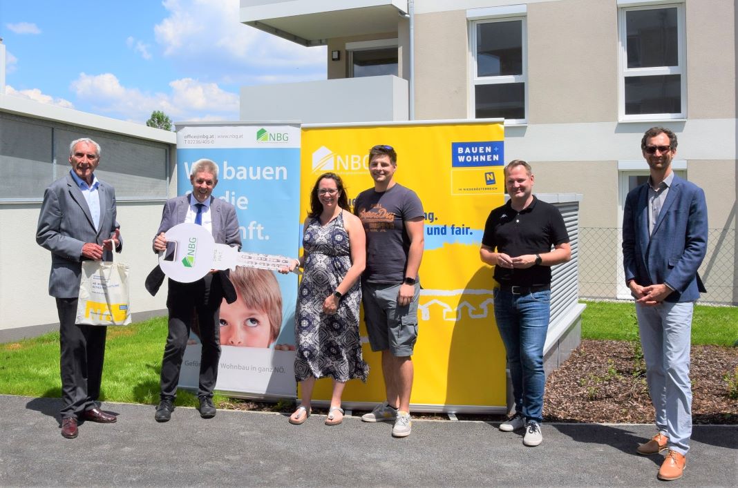 (v.l.n.r.): NBG - Dir. Walter Mayr, Landtagsabgeordneter Hermann Hauer, Mieterin Regina Wallner, Mieter Rainer Blum, Vizebürgermeister Christian Samwald und Dir. Manuel Resetarics (NBG) bei der Schlüsselübergabe in Ternitz-Pottschach (Bildquelle: NBG)