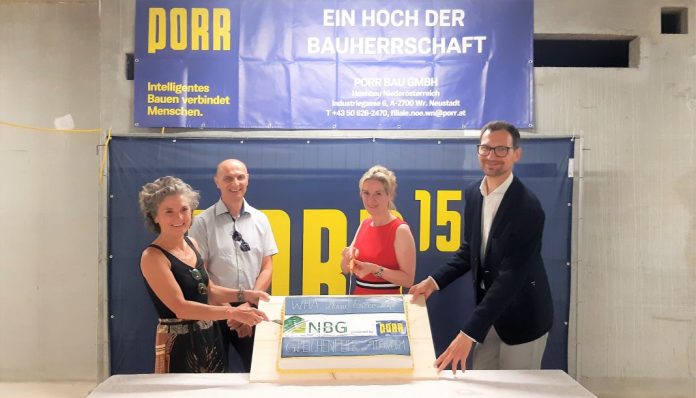 (v.l.n.r.): Architektin Martina Podivin, Dieter Haderer (Fa. Porr), Vbgm. Michaela Haidvogel und Dir. Manuel Resetarics (NBG) bei der Gleichenfeier in Maria Enzersdorf (Bildquelle: NBG) (v.l.n.r.): Architektin Martina Podivin, Dieter Haderer (Fa. Porr), Vbgm. Michaela Haidvogel und Dir. Manuel Resetarics (NBG) bei der Gleichenfeier in Maria Enzersdorf (Bildquelle: NBG)