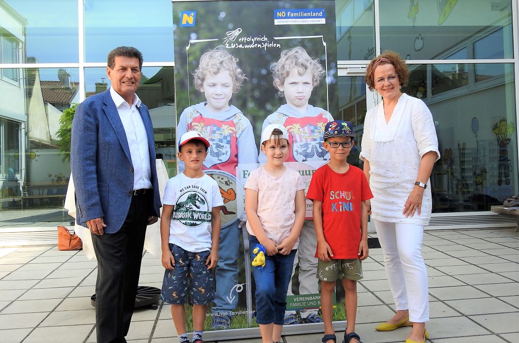 Bürgermeister Harald Leopold und Familien-Landesrätin Christiane Teschl-Hofmeister freuen sich gemeinsam mit den Kindern Maximilian, Paula und Sebastian auf die Sommerferien (Bildquelle: Thomas Resch)