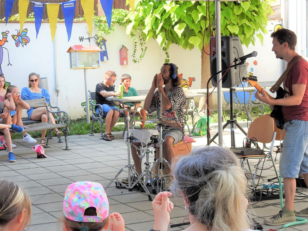 Ferienauftaktfest in der Volksschule Langenlois mit dem Musik-Theater kBumm <small> (Bildquelle: Thomas Resch) </small>