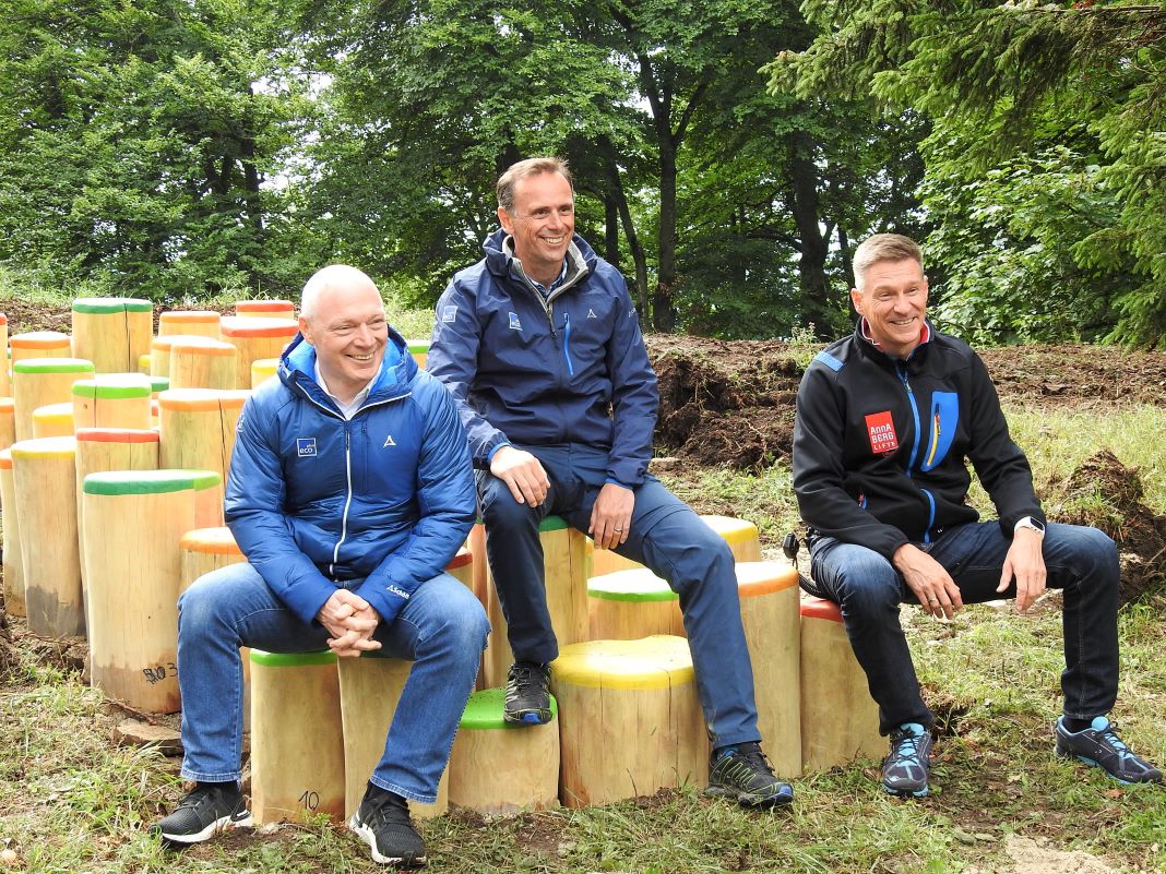 (v.l.n.r.): ecoplus Geschäftsführer Helmut Miernicki, Wirtschaftslandesrat Jochen Danninger und Geschäftsführer Annaberger Lifte Karl Weber freuen sich über die neuen attraktiven Sommerangebote in Annaberg <small> (Bildquelle: Thomas Resch) </small>