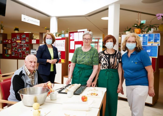 Sozial-Landesrätin Christiane Teschl-Hofmeister (hinten links) mit ehrenamtlichen Mitarbeiterinnen und einem Bewohner des Pflege- und Betreuungszentrums Ybbs (Bildquelle: NLK/Pfeiffer)