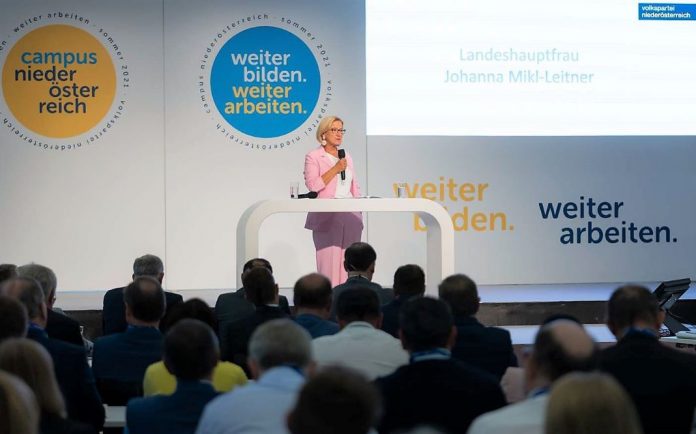 Landeshauptfrau Johanna Mikl-Leitner bei ihrer Rede zum dreitägigen Campus Niederösterreich: „Für uns zählt nur, ob eine Idee eine blau-gelbe ist und unser Land weiterbringt Landeshauptfrau Johanna Mikl-Leitner bei ihrer Rede zum dreitägigen Campus Niederösterreich: „Für uns zählt nur, ob eine Idee eine blau-gelbe ist und unser Land weiterbringt