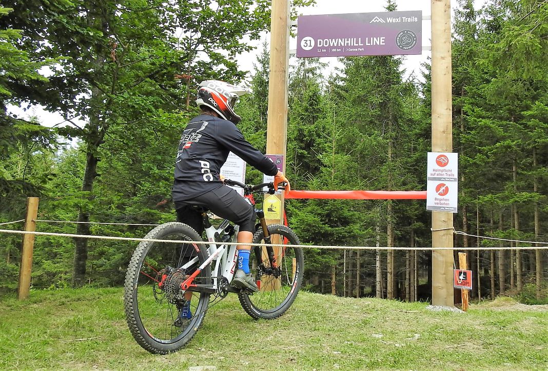 Mit der Eröffnung der neuen, als „schwarz/schwer“ kategorisierten Downhill Line wurde das Angebot im Trail Park St. Corona für fortgeschrittene Mountainbiker verbessert. (Bildquelle: Thomas Resch)