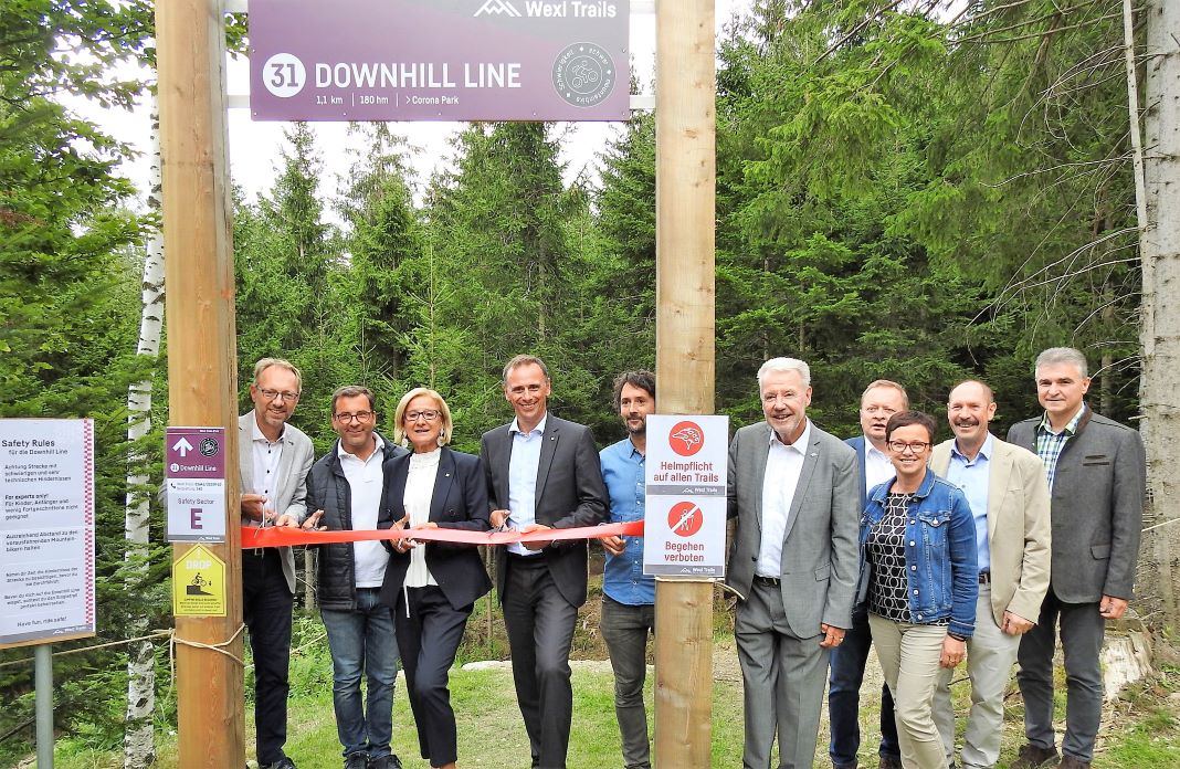 (v.l.n.r.): ecoplus Alpin Geschäftsführer Martin Fassl, Bürgermeister Michael Gruber (St. Corona am Wechsel), Landeshauptfrau Johanna Mikl-Leitner, Tourismuslandesrat Jochen Danninger, Erlebnisarena-Geschäftsführer Karl Morgenbesser, ecoplus Aufsichtsratsvorsitzender LAbg. Bgm. Klaus Schneeberger, Bürgermeister Bernhard Brunner (Aspangberg), Bürgermeisterin Doris Faustmann (Aspang Markt), Bürgermeister Johannes Hennerfeind (Trattenbach) und Bürgermeister Karl Mayerhofer (Otterthal) bei der Eröffnung der neuen Downhill Line in der Erlebnisarena in St. Corona am Wechsel (Bildquelle: Thomas Resch)