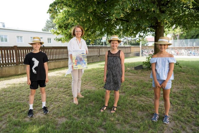 Familien-Landesrätin Christiane Teschl-Hofmeister, Jonas, Valentina und Luisa sind von den Angeboten des NÖ Familienpasses begeistert (Bildquelle: Julia Pfeiffer) Familien-Landesrätin Christiane Teschl-Hofmeister, Jonas, Valentina und Luisa sind von den Angeboten des NÖ Familienpasses begeistert (Bildquelle: Julia Pfeiffer)