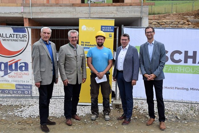 (v.l.n.r.): Dir. Walter Mayr (NBG), BR Martin Preineder, Dominik Blazevic, Vizebürgermeister Karl Kager und Dir. Manuel Resetarics (NBG) bei der Gleichenfeier in Kirchschlag (Bildquelle: NBG) (v.l.n.r.): Dir. Walter Mayr (NBG), BR Martin Preineder, Dominik Blazevic, Vizebürgermeister Karl Kager und Dir. Manuel Resetarics (NBG) bei der Gleichenfeier in Kirchschlag (Bildquelle: NBG)