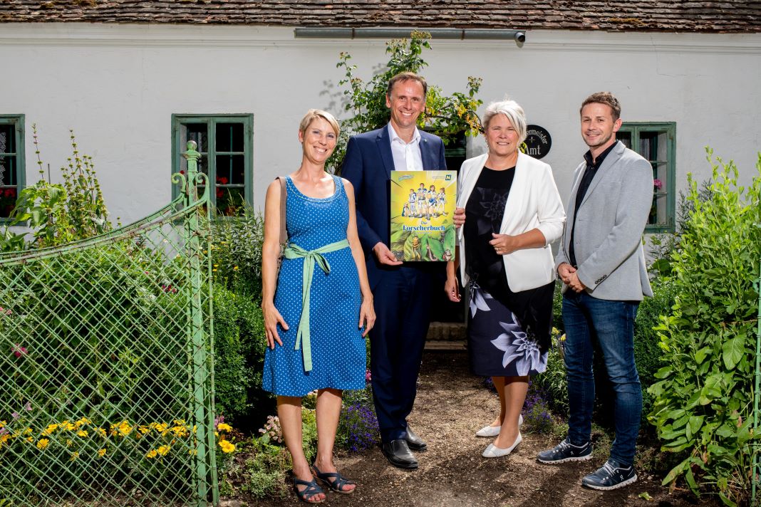 (v.l.n.r.): Veronika Plöckinger-Walenta (Wissenschaftliche Leiterin Weinviertler Museumsdorf Niedersulz), NÖ Tourismuslandesrat Jochen Danninger, Michaela Zeiler (Stv. Leitung Themen- und Partnermanagement Niederösterreich Werbung) und Christoph Mayer (Operative Geschäftsführung Weinviertler Museumsdorf Niedersulz) <small> (Bildquelle: Imre Antal) </small>